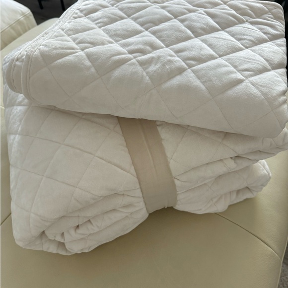 NWOT Full/Queen Luxe Diamond Stitch Velvet Quilt
Ivory - Threshold - Picture 2 of 5